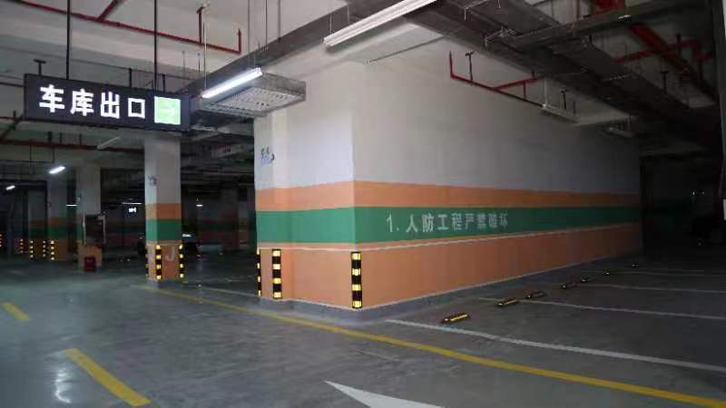 绿色色带是根据《漯河市人防工程墙面,柱体和车位引导标识制作和安装